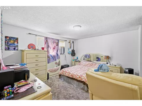 Bedroom - 920 Echo Hollow Rd, Eugene, OR 97402 photo 4 of 6