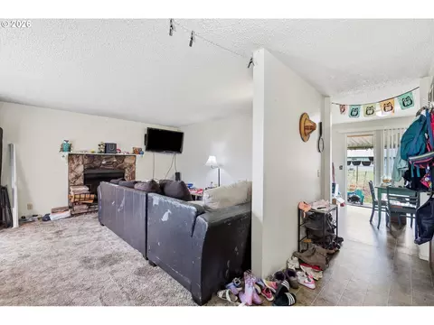 Living - 920 Echo Hollow Rd, Eugene, OR 97402 photo 1 of 4