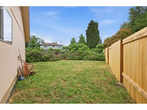 Exterior - 920 Echo Hollow Rd, Eugene, OR 97402 photo 6 of 8