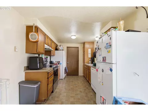 Kitchen - 920 Echo Hollow Rd, Eugene, OR 97402 photo 2 of 7