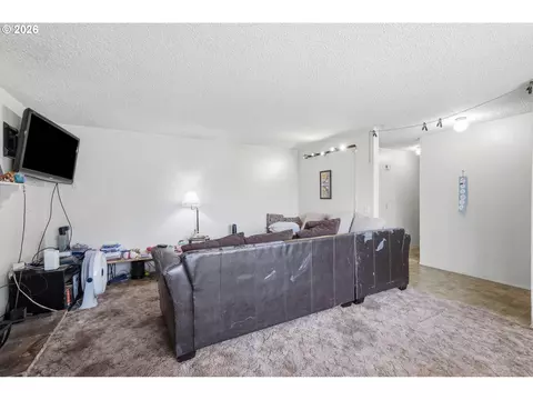 Living - 920 Echo Hollow Rd, Eugene, OR 97402 photo 3 of 4