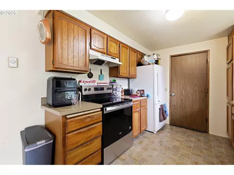 Kitchen - 920 Echo Hollow Rd, Eugene, OR 97402 photo 5 of 7