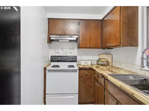 Kitchen - 2250 W Irwin Way, Eugene, OR 97402 photo 4 of 6