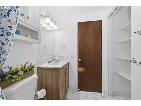 Bath - 2250 W Irwin Way, Eugene, OR 97402 photo 2 of 2