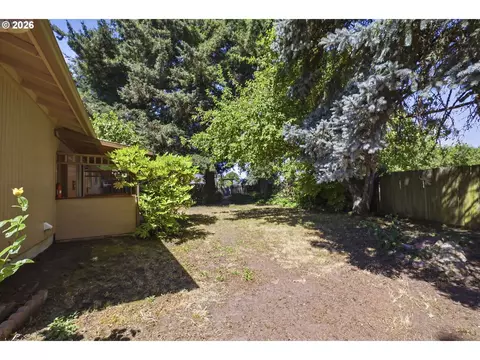 Exterior - 2250 W Irwin Way, Eugene, OR 97402 photo 6 of 12