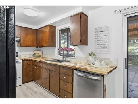 Kitchen - 2250 W Irwin Way, Eugene, OR 97402 photo 2 of 6