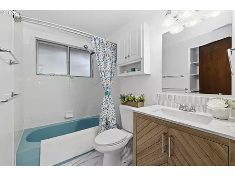 Bath - 2250 W Irwin Way, Eugene, OR 97402 photo 1 of 2