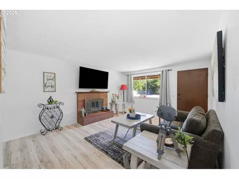 Living - 2250 W Irwin Way, Eugene, OR 97402 photo 4 of 5