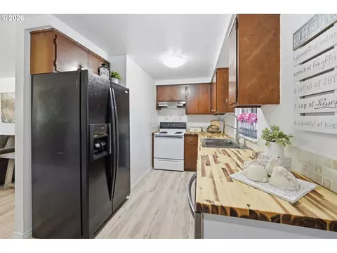 Kitchen - 2250 W Irwin Way, Eugene, OR 97402 photo 3 of 6