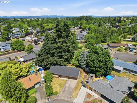 View/Area - 2250 W Irwin Way, Eugene, OR 97402 photo 3 of 7