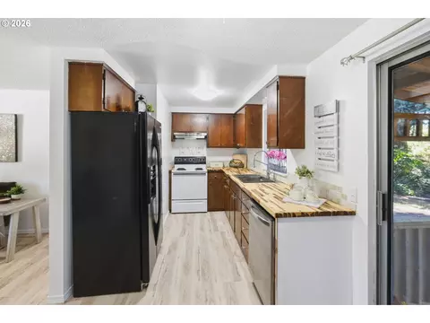 Kitchen - 2250 W Irwin Way, Eugene, OR 97402 photo 6 of 6