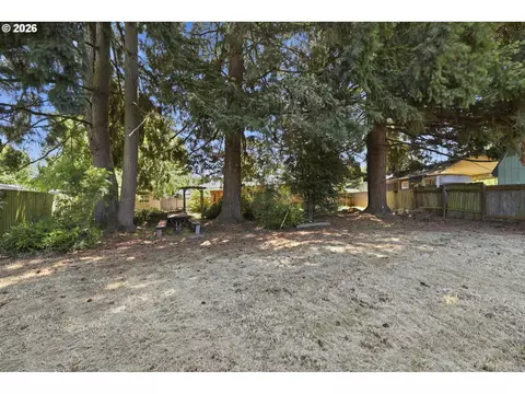 Exterior - 2250 W Irwin Way, Eugene, OR 97402 photo 10 of 12
