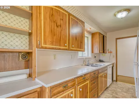 Kitchen - 615 SW Isaac Ln, Pendleton, OR 97801 photo 3 of 6