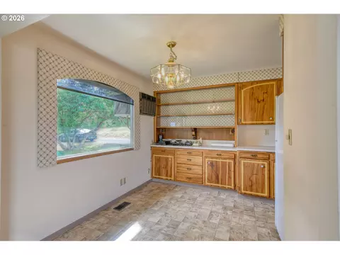 Kitchen - 615 SW Isaac Ln, Pendleton, OR 97801 photo 1 of 6