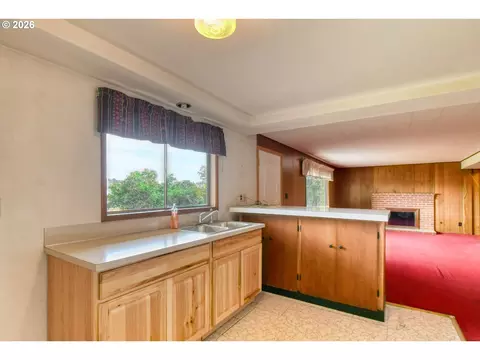Kitchen - 615 SW Isaac Ln, Pendleton, OR 97801 photo 6 of 6