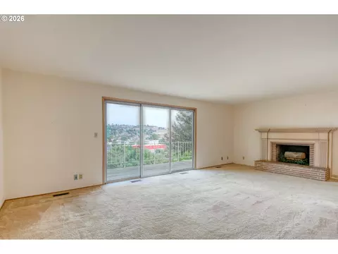 Living - 615 SW Isaac Ln, Pendleton, OR 97801 photo 1 of 8