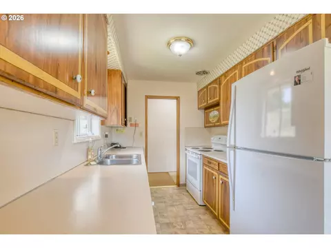 Kitchen - 615 SW Isaac Ln, Pendleton, OR 97801 photo 2 of 6