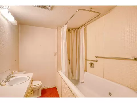 Bath - 615 SW Isaac Ln, Pendleton, OR 97801 photo 3 of 3