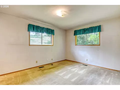 Bedroom - 615 SW Isaac Ln, Pendleton, OR 97801 photo 1 of 8