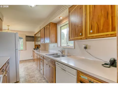 Kitchen - 615 SW Isaac Ln, Pendleton, OR 97801 photo 5 of 6