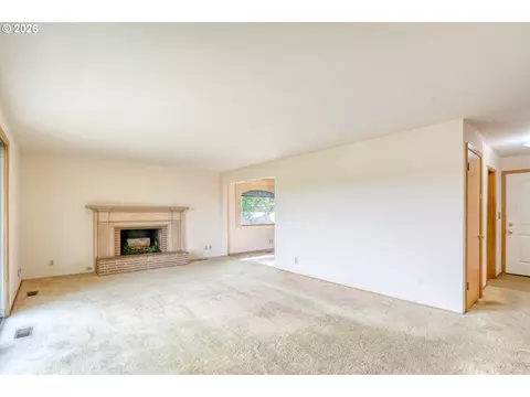 Living - 615 SW Isaac Ln, Pendleton, OR 97801 photo 4 of 8