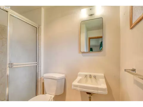 Bath - 615 SW Isaac Ln, Pendleton, OR 97801 photo 1 of 3