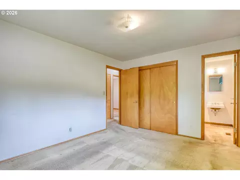 Bedroom - 615 SW Isaac Ln, Pendleton, OR 97801 photo 2 of 8