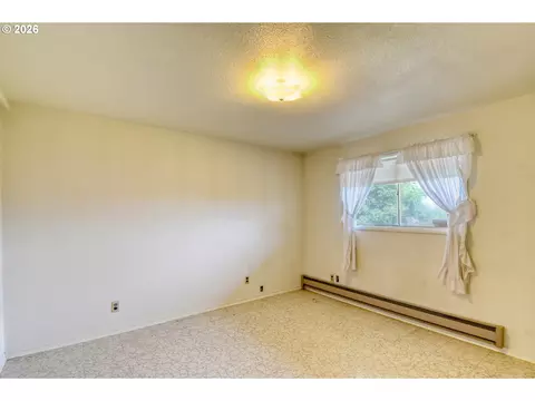 Bedroom - 615 SW Isaac Ln, Pendleton, OR 97801 photo 5 of 8
