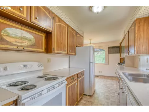 Kitchen - 615 SW Isaac Ln, Pendleton, OR 97801 photo 4 of 6