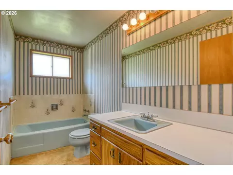 Bath - 615 SW Isaac Ln, Pendleton, OR 97801 photo 2 of 3
