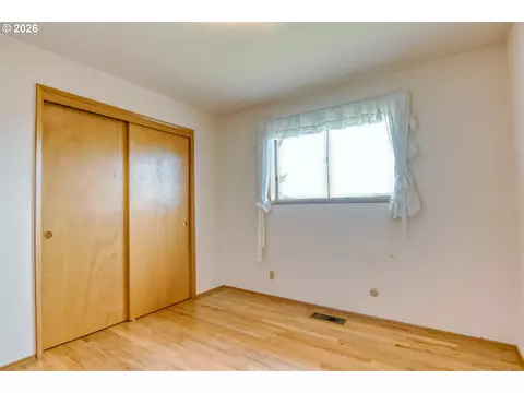 Bedroom - 615 SW Isaac Ln, Pendleton, OR 97801 photo 3 of 8