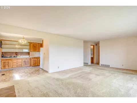 Living - 615 SW Isaac Ln, Pendleton, OR 97801 photo 3 of 8