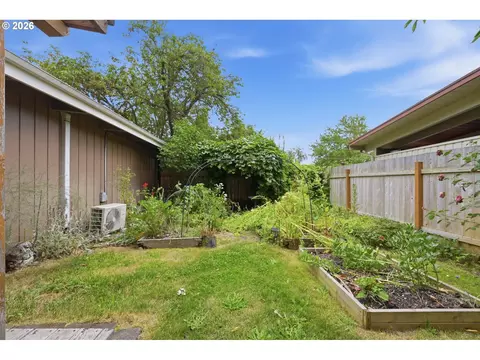 Exterior - 1430 Barton St, Eugene, OR 97404 photo 2 of 8