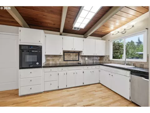 Kitchen - 1430 Barton St, Eugene, OR 97404 photo 1 of 2