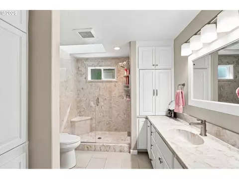 Bath - 723 71st St, Springfield, OR 97478 photo 1 of 3