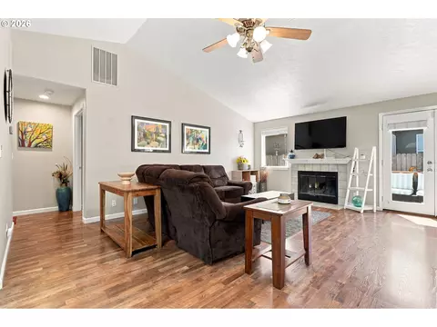Living - 723 71st St, Springfield, OR 97478 photo 1 of 1