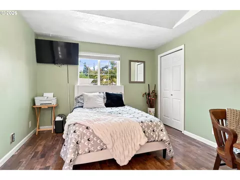 Bedroom - 723 71st St, Springfield, OR 97478 photo 6 of 7