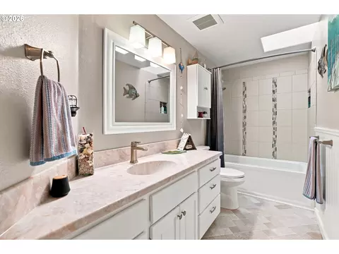 Bath - 723 71st St, Springfield, OR 97478 photo 3 of 3