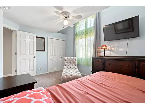 Bedroom - 723 71st St, Springfield, OR 97478 photo 5 of 7