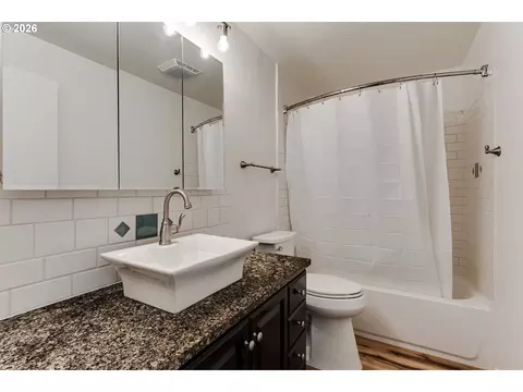 Bath - 345 23rd St, Springfield, OR 97477 photo 2 of 2