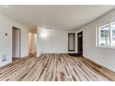 Living - 345 23rd St, Springfield, OR 97477 photo 2 of 5