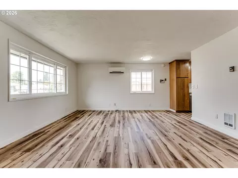 Living - 345 23rd St, Springfield, OR 97477 photo 5 of 5