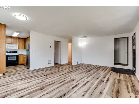 Living - 345 23rd St, Springfield, OR 97477 photo 3 of 5