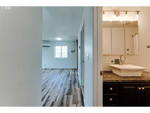 Bath - 345 23rd St, Springfield, OR 97477 photo 1 of 2