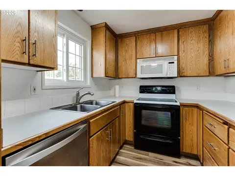 Kitchen - 345 23rd St, Springfield, OR 97477 photo 2 of 4