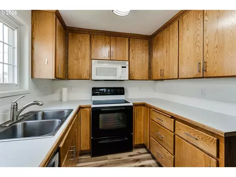Kitchen - 345 23rd St, Springfield, OR 97477 photo 4 of 4