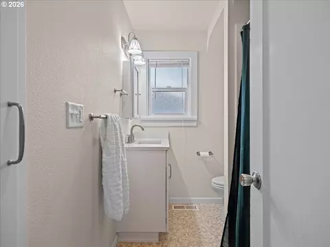 357 E St, Independence, OR 97351 photo 21