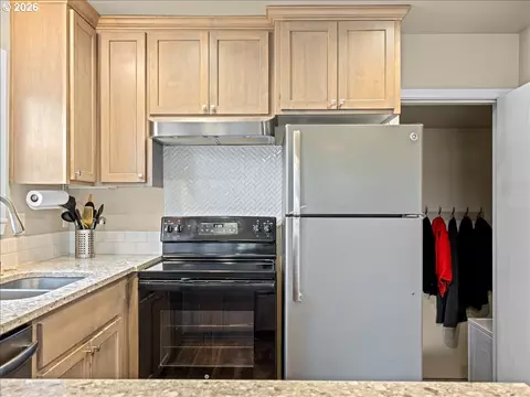 357 E St, Independence, OR 97351 photo 16