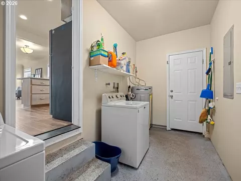 357 E St, Independence, OR 97351 photo 29