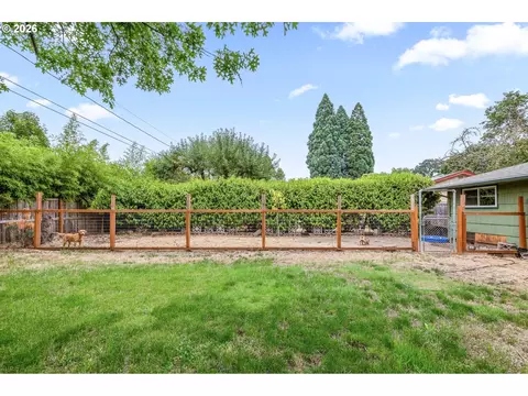 Exterior - 1796 Grove St, Eugene, OR 97404 photo 4 of 5